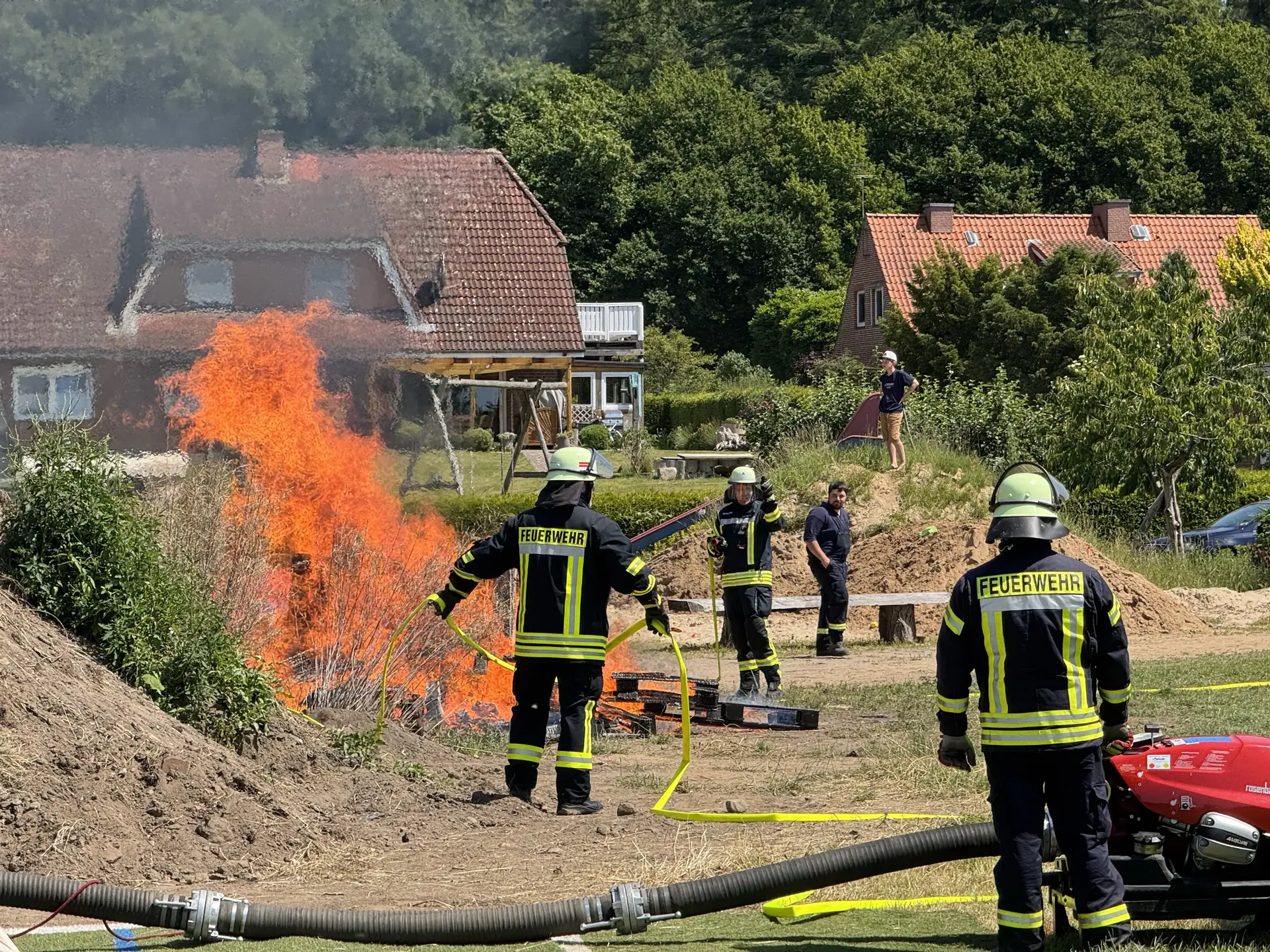 Feuerwehrmänner löschen ein Feuer