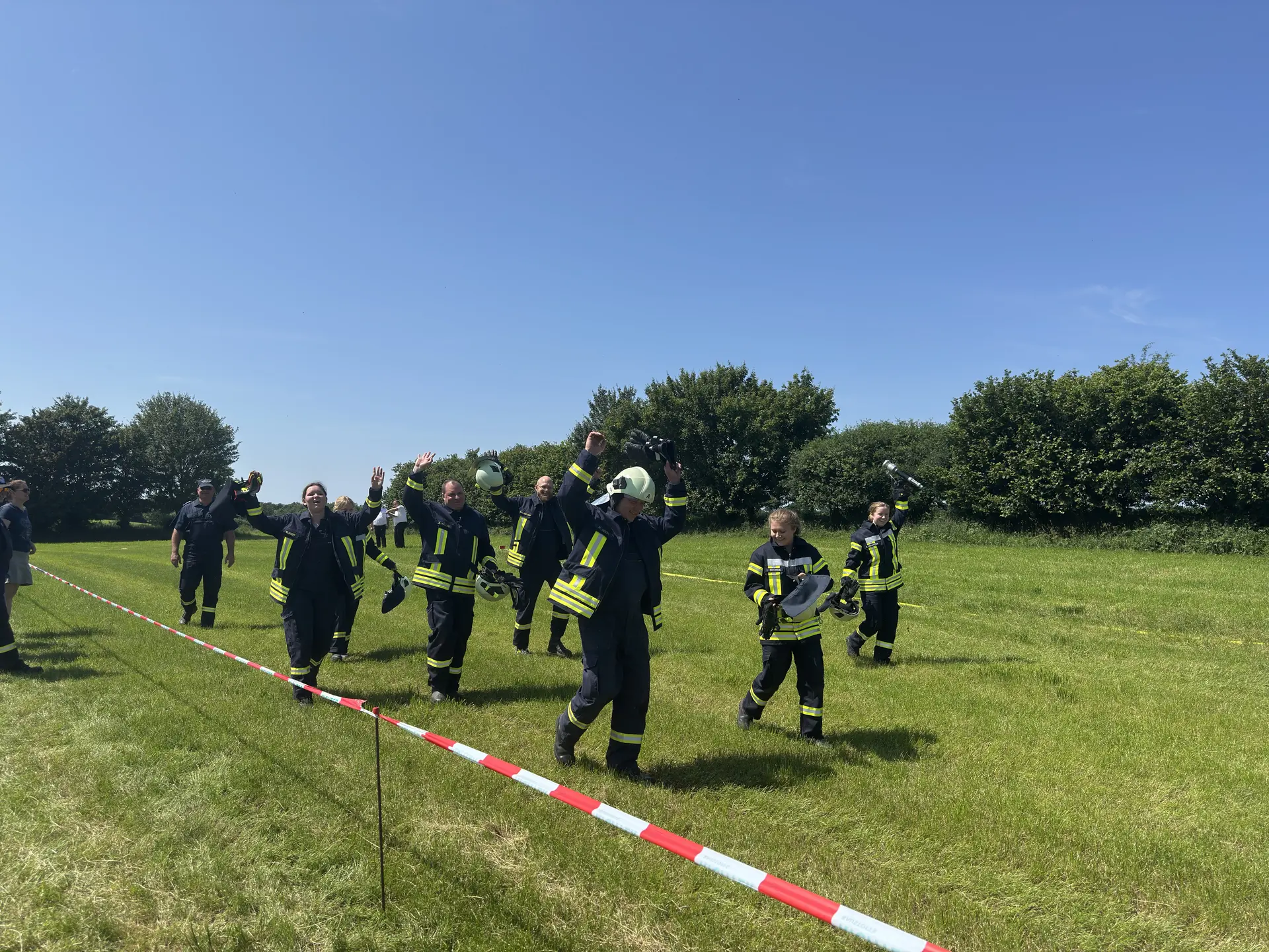 Feuerwehrleute kommen jubelnd von Übung zurück