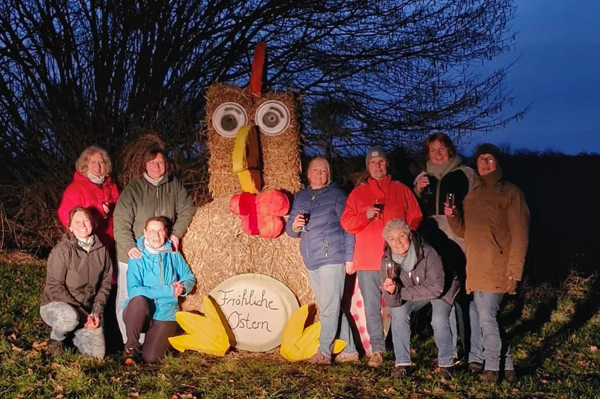 Gruppenfoto vom Aufbauteam der Strohfigur